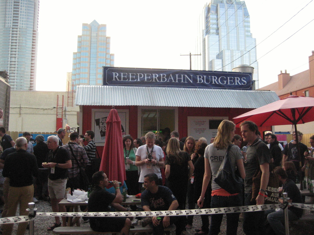Nicht nur in Hamburg, sondern auch in Texas versteht es das Reeperbahn-Team, Feste zu feiern: hier der Reeperbahn Burgers Empfang bei SXSW 2011