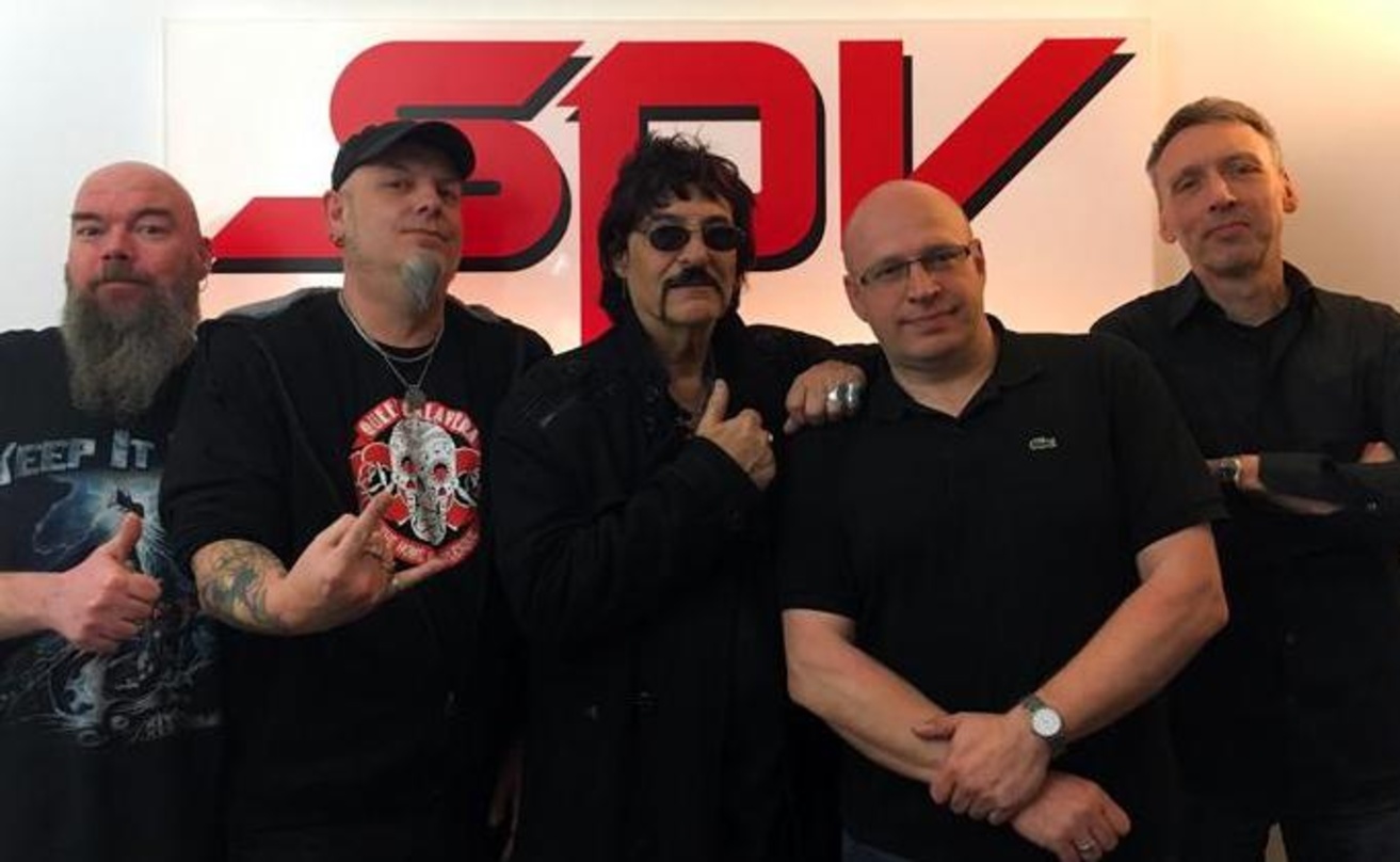 Bei der Vertragsunterzeichnung (von links): Mirko Marten (Promotion Steamhammer), Georg Schröder (A&R Steamhammer), Carmine Appice, Olly Hahn (Head Of Steamhammer) und Frank Uhle (Geschäft...