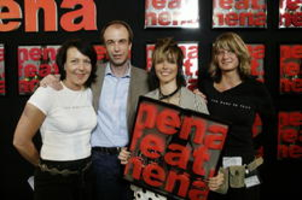 Verdienter Lohn (v.l.n.r.): Rita Flügge-Timm (Head of Artist & Film, WSM), Lars Ingwersen (Marketing Director WSM), Nena und Kati Eismann (A&R Product Manager of Artist & Film, WSM)zeigen ...