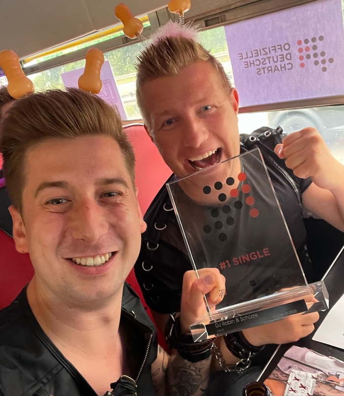 Hurra, wir haben ihn: DJ Robin (links) und Schürze mit dem Nummer 1 Award für "Layla"