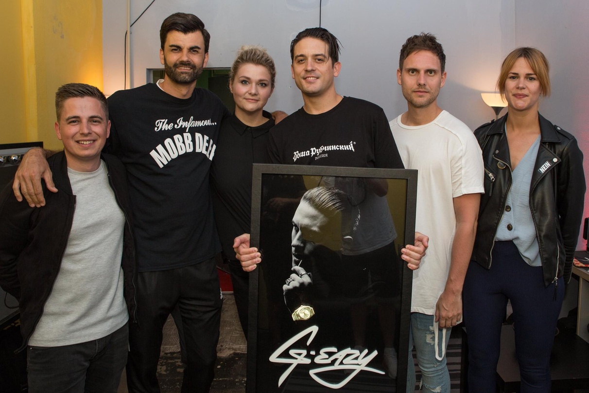 Zelebrierten zwei Edelmetallerfolge in den deutschen Top 100 Singles (von links): Jan-Philipp Krum (Audience Manager Streaming, RCA Deutschland), Kris Lesic (Head of Urban Marketing, RCA D...