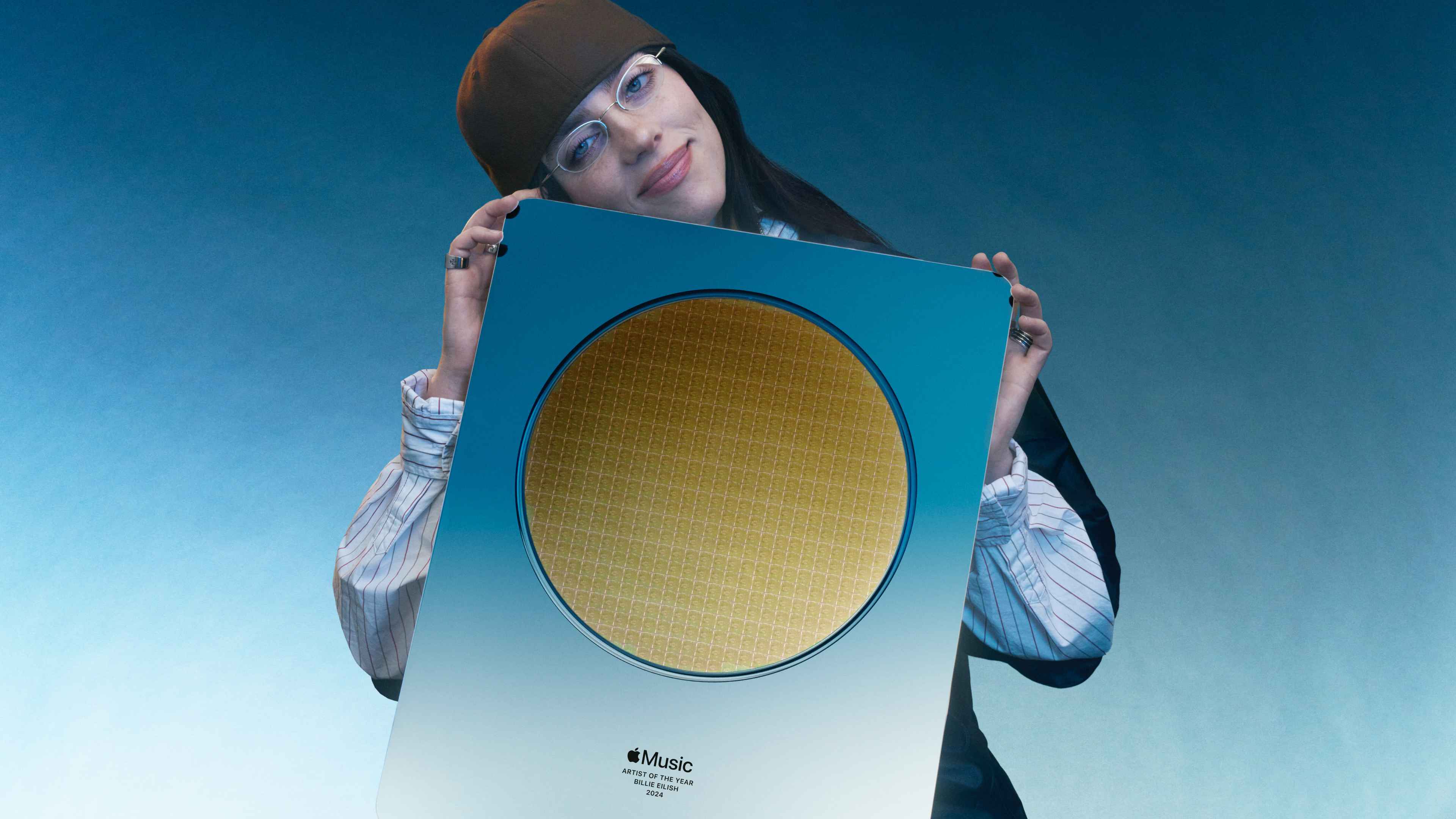 Hält stolz ihren Award: Billie Eilish.
