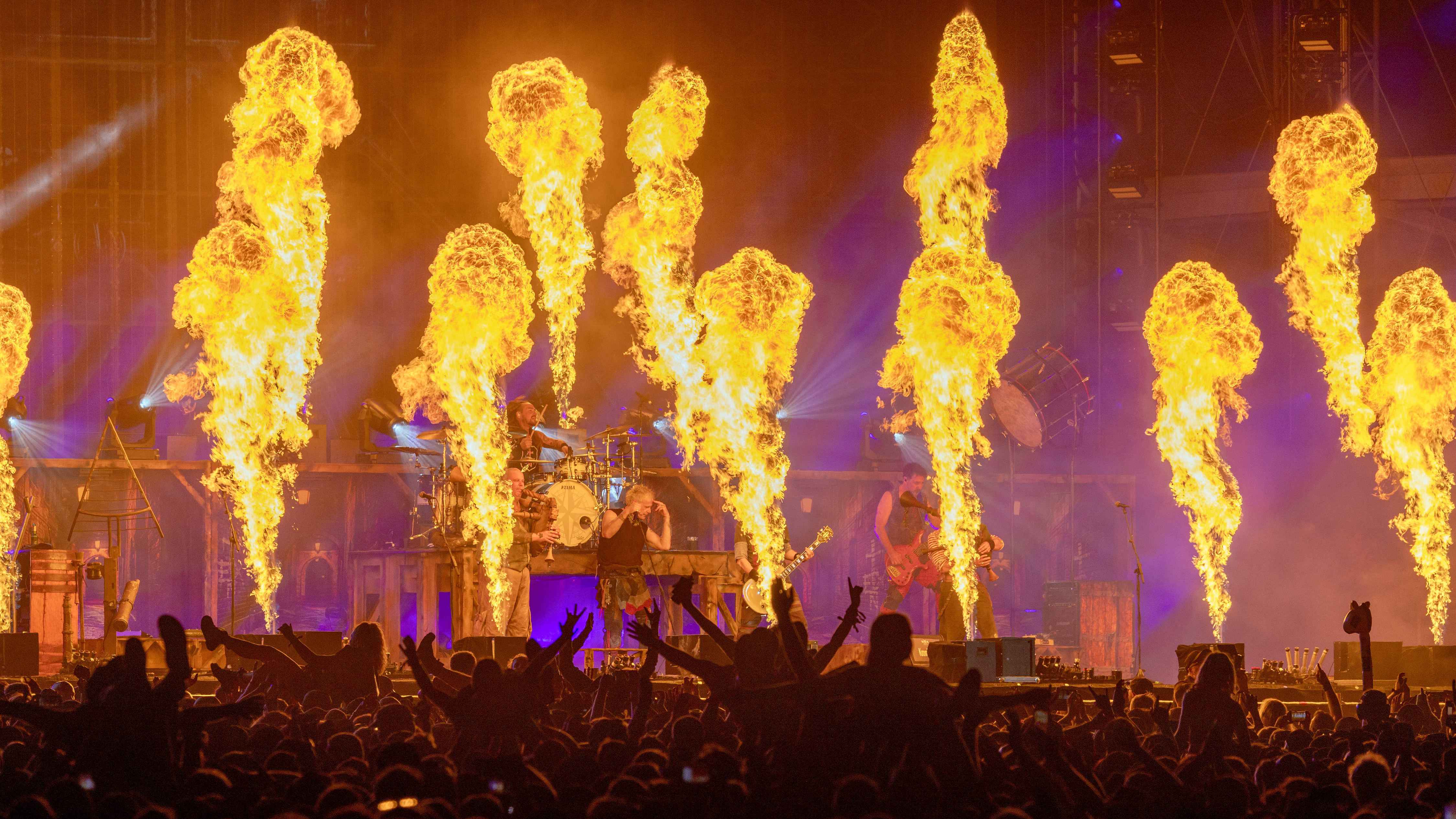 Verhelfen Universal Music zum Spitzenplatz der Longplay-Rankings: In Extremo, hier auf dem Wacken Open Air.
