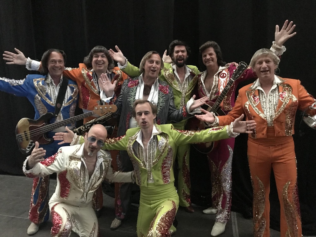 Voller Vorfreude vor der ausverkauften Waldbühnen-Show: Dieter Thomas Kuhn (hinten, 3. von links) und seine Band