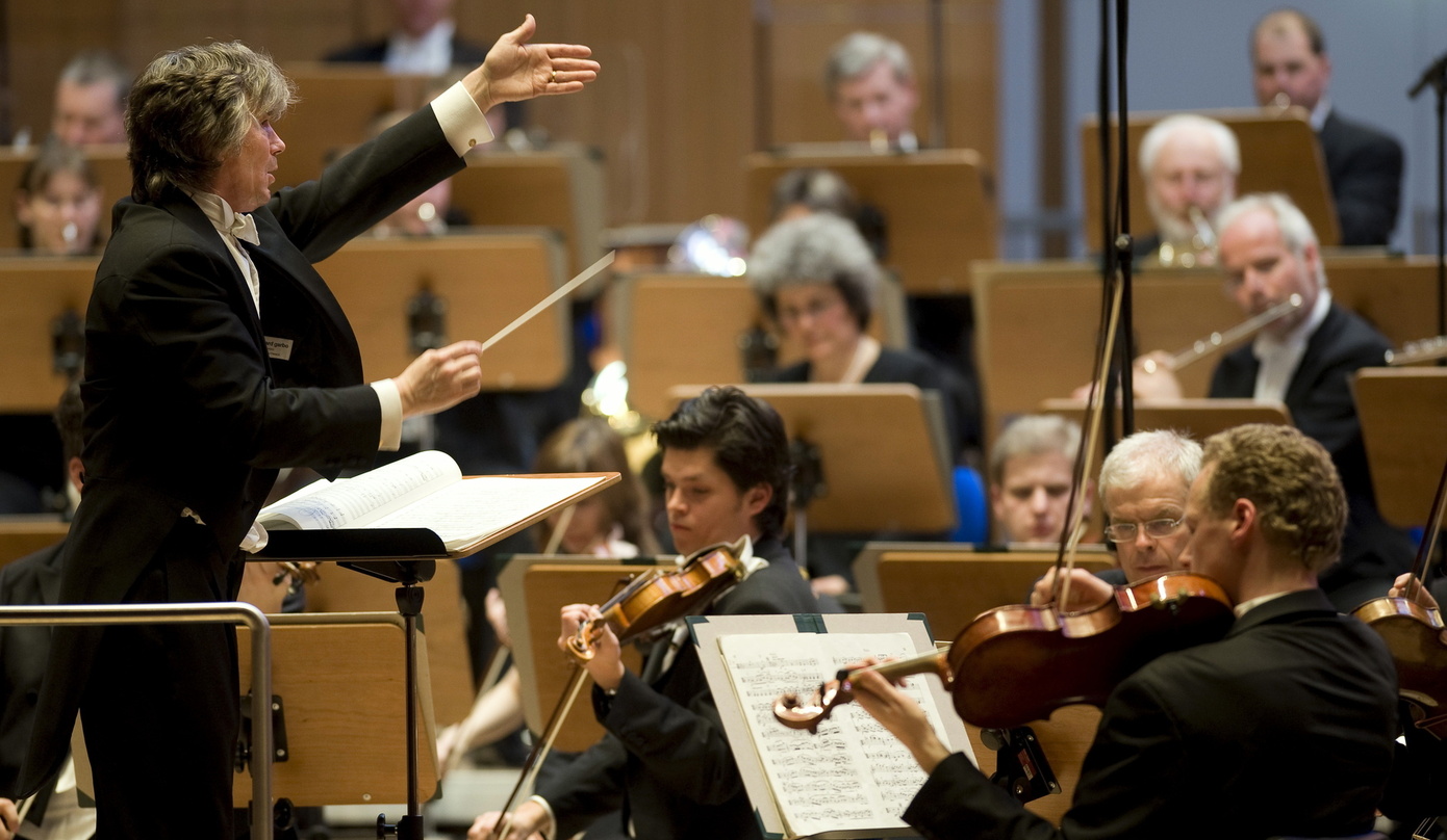 Ausgezeichneter Klangkörper: die Duisburger Philharmoniker mit ihrem Generalmusikdirektor Jonathan Darlington (l.)