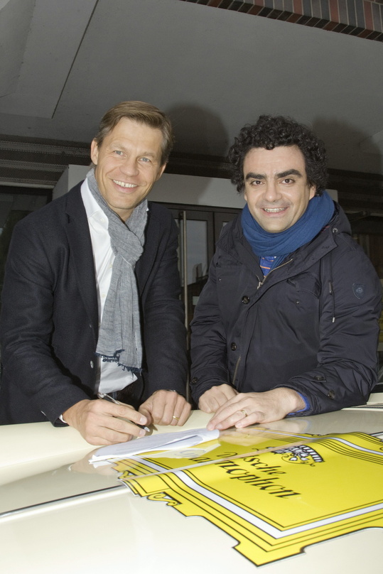 Zur Vertragsverlängerung kam er in einem mit dem Firmenlogo der Deutschen Grammophon geschmückten Taxi: Rolando Villazón (rechts), mit Universal-Boss Frank Briegmann