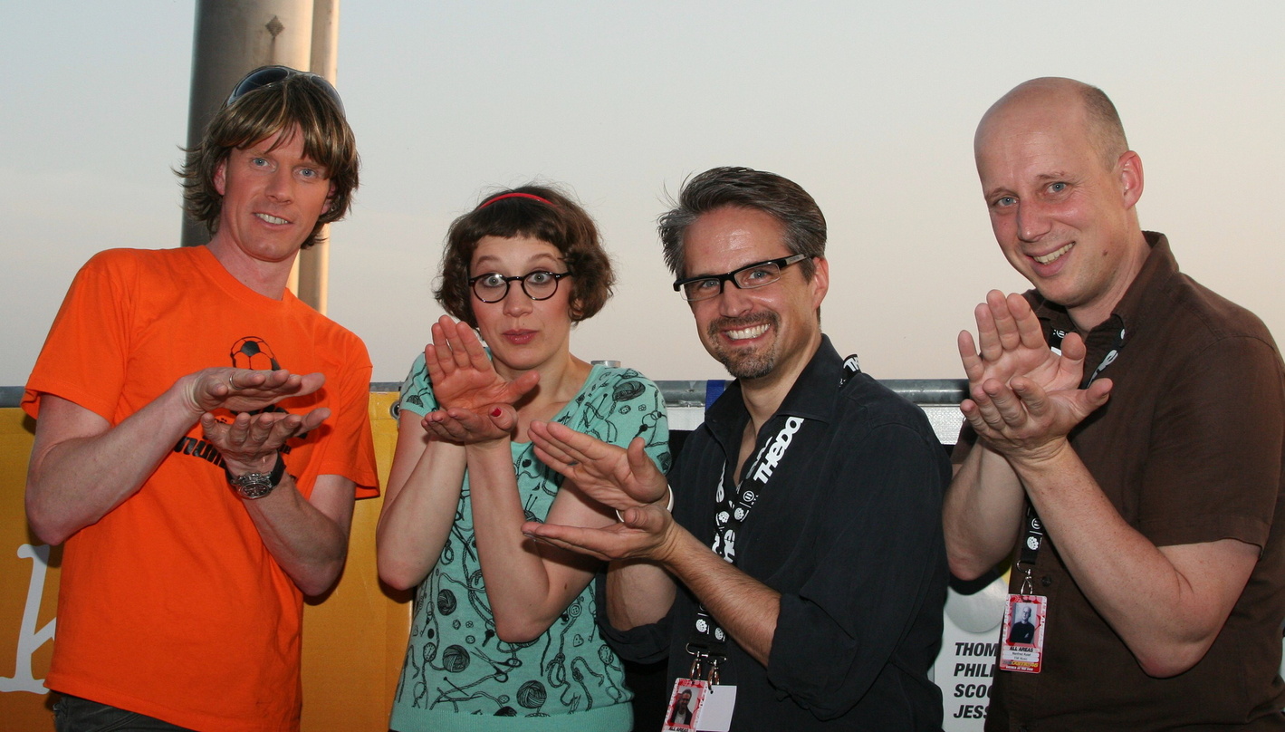 Führten backstage die Choreografie des Internetclips "Kleiner Hai" vor (v.l.n.r.): Sänger Mickie Krause, "Kleiner Hai"-Erfinderin Alemuel, Dirk Ewald (Managing Director EMI Catalogue Marke...