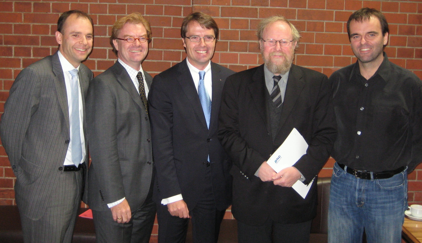 Beim Jubiläum der KulturBrauerei (v.l.n.r.): Dr. Ralf Kleinhenz, André Schmitz, Jörg R. Lammersen, Wolfgang Thierse und Ingo Witzmann