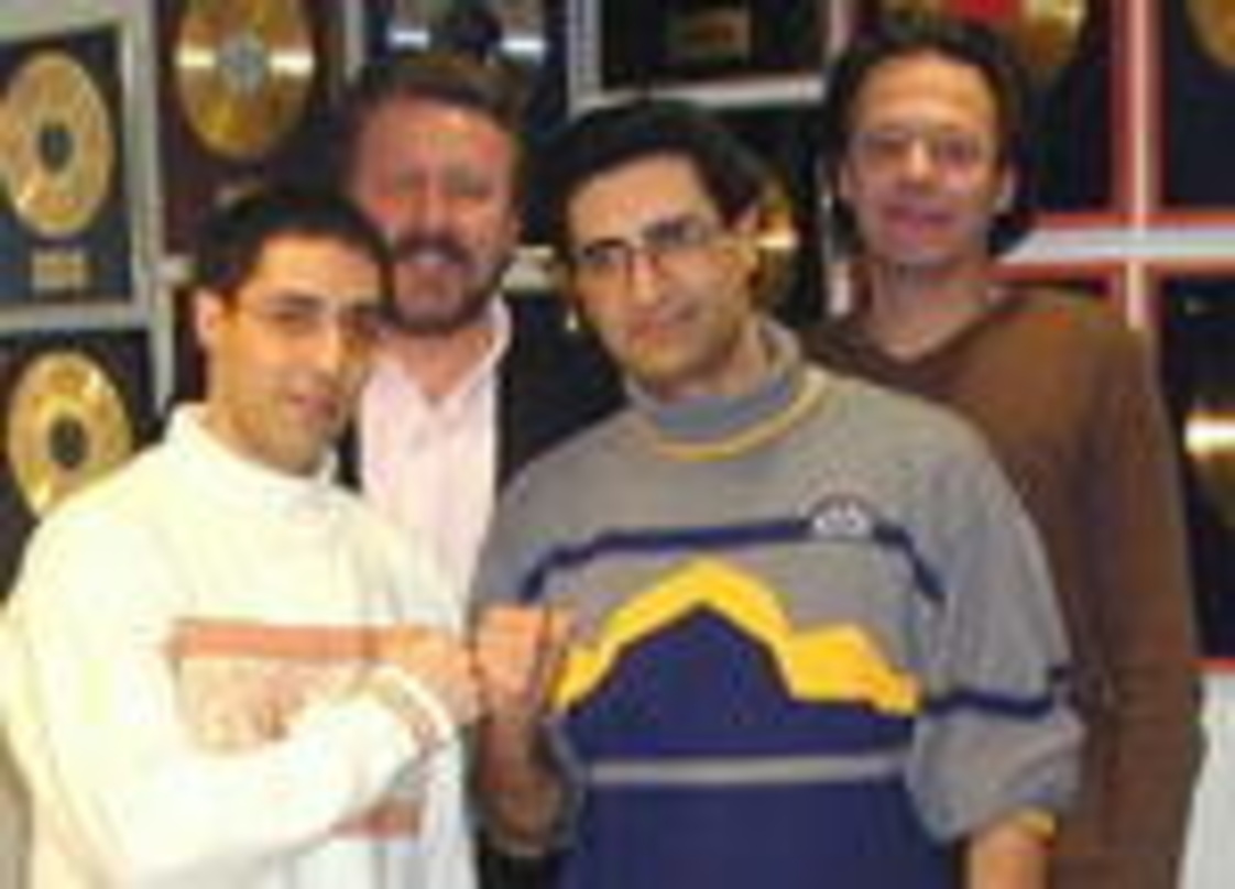 Unterzeichneten Vertragsvereinbarung (v.l.n.r.): DJ Sherry, Peter Ende, Danny Ansari und Andreas Kiel