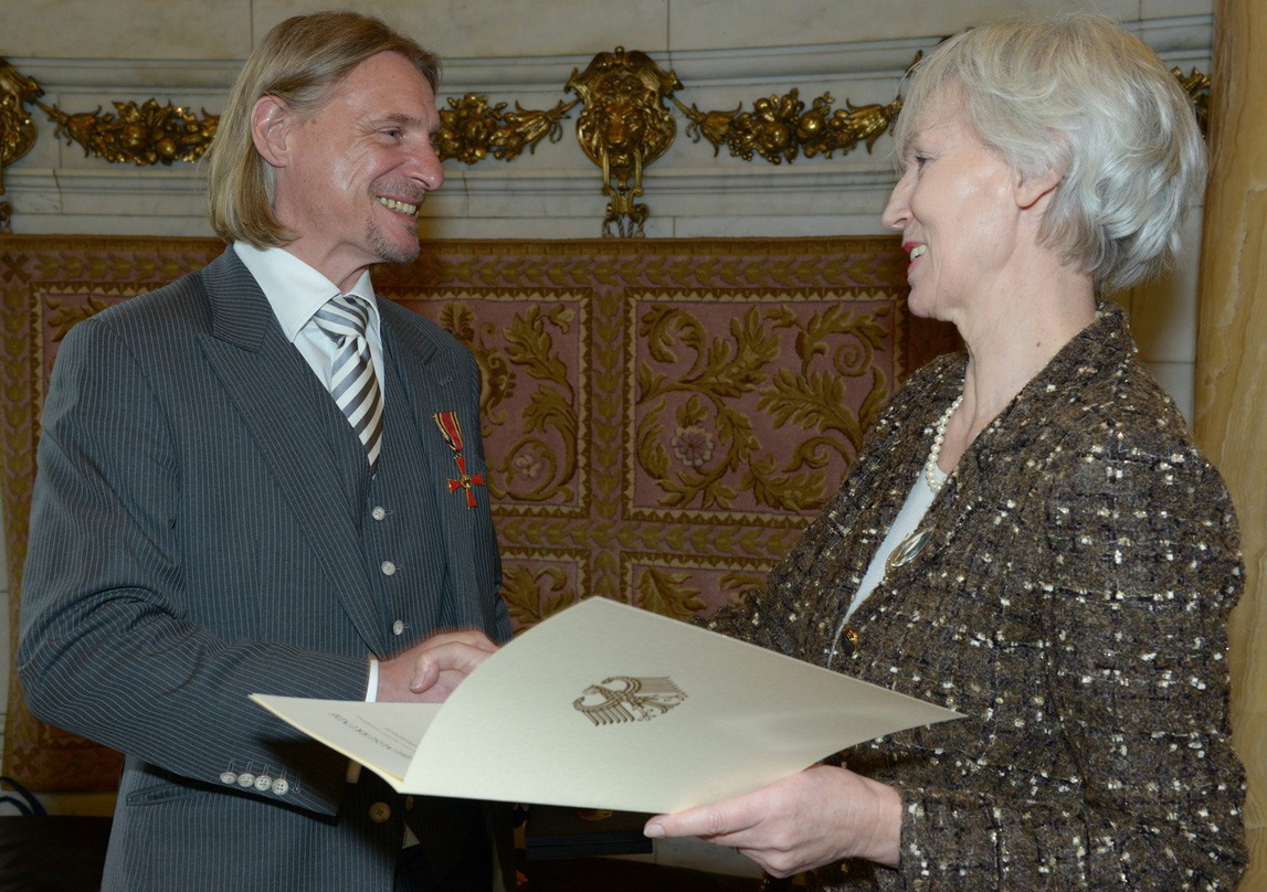 Mit dem Bundesverdienstkreuz geehrt: Frank Otto mit Hamburger Kultursenatorin Barbara Kisseler