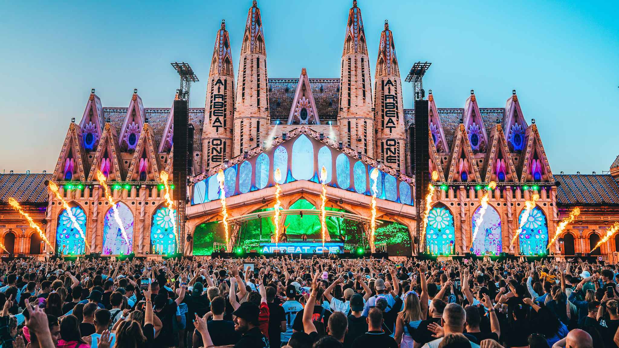 96fff76f 70eb 4409 96e8 b59a68b709a5 Zog zusammengezählt 200.000 Menschen an: das Elektornikfestival Airbeat One, hier die Mainstage mit spanischen Elementen..