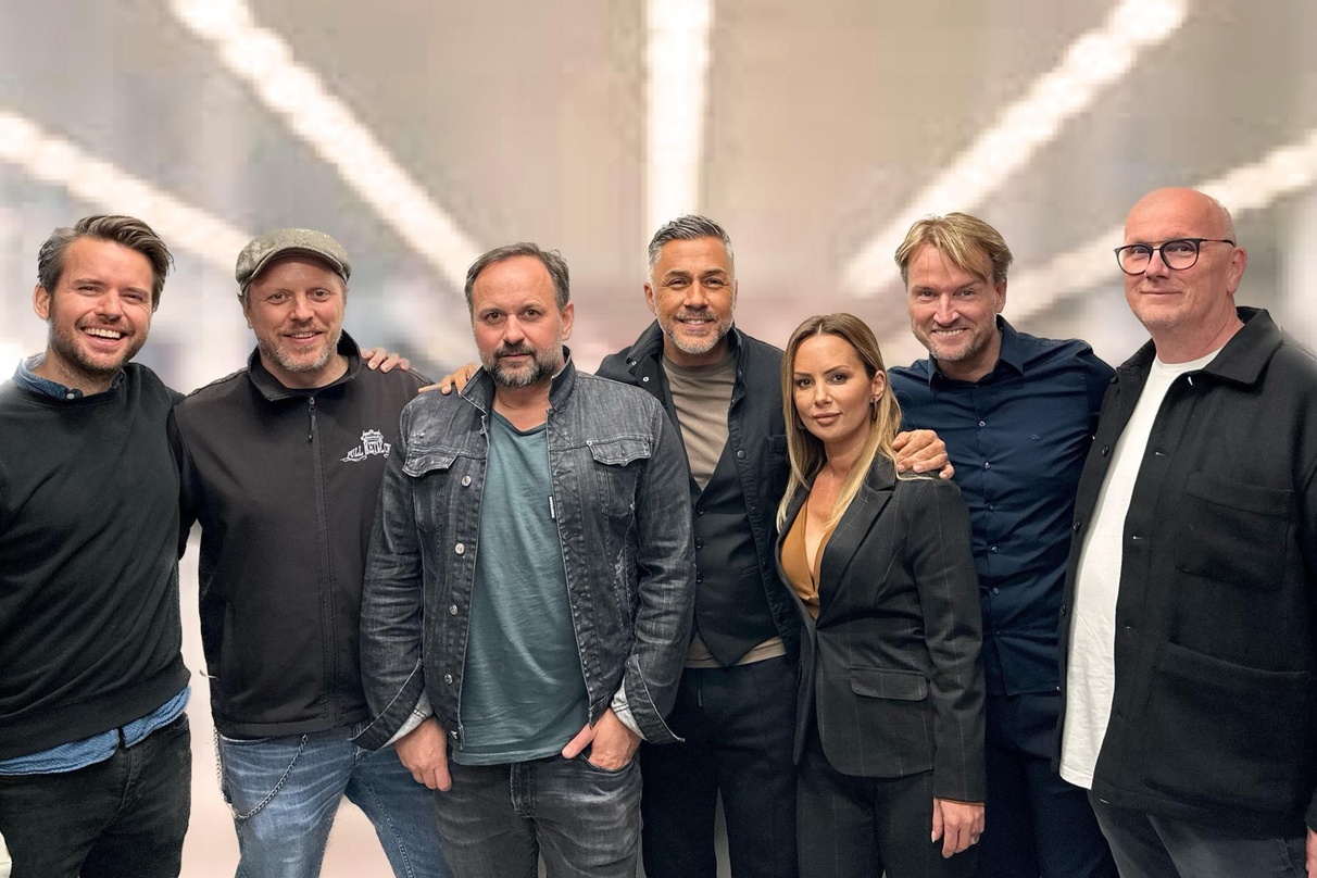 Gehen mit Zuversicht in die gemeinsame Zukunft: Mike Leon Grosch 4. von links) und sein Team