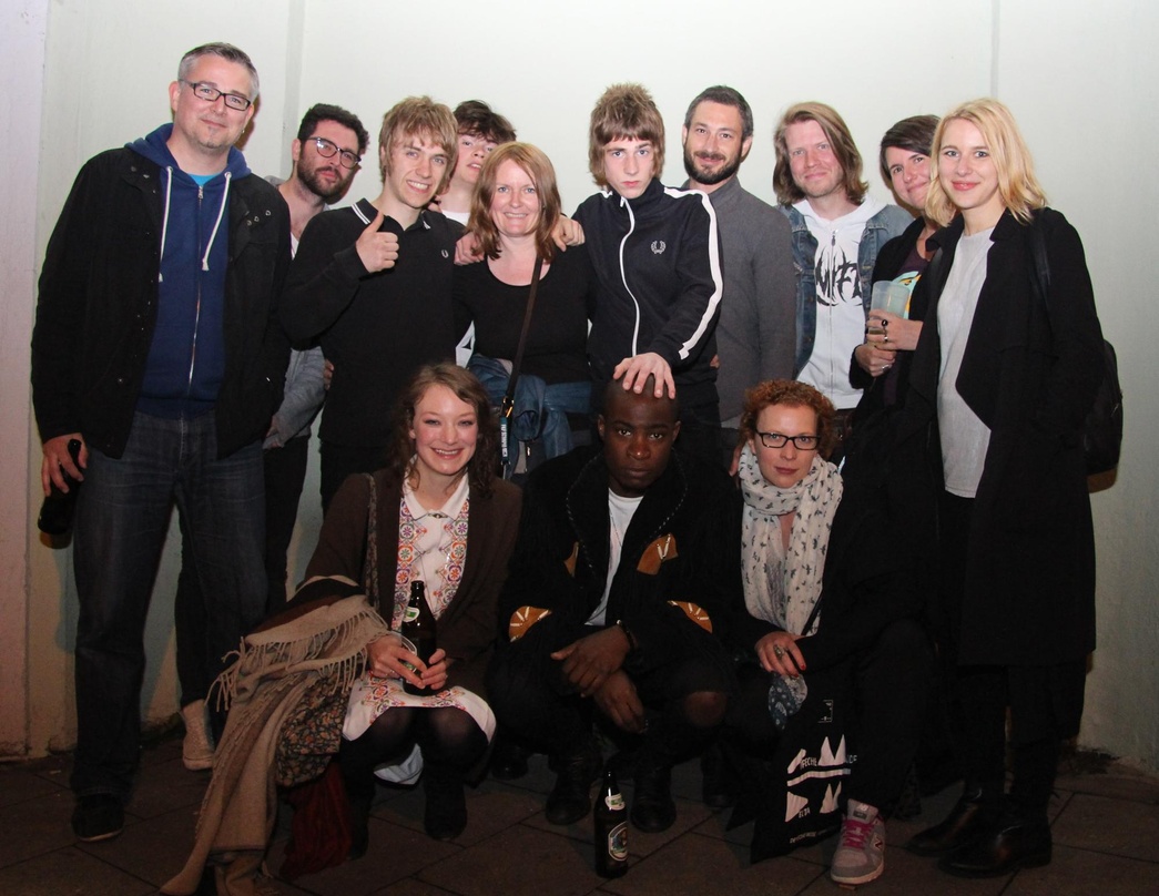 Nach dem Konzert im Strom: Die Musiker der niederländischen Band Taymir, ihr Team von Sony Music, Verlegerin Jana Wolff und Manager David Swatz