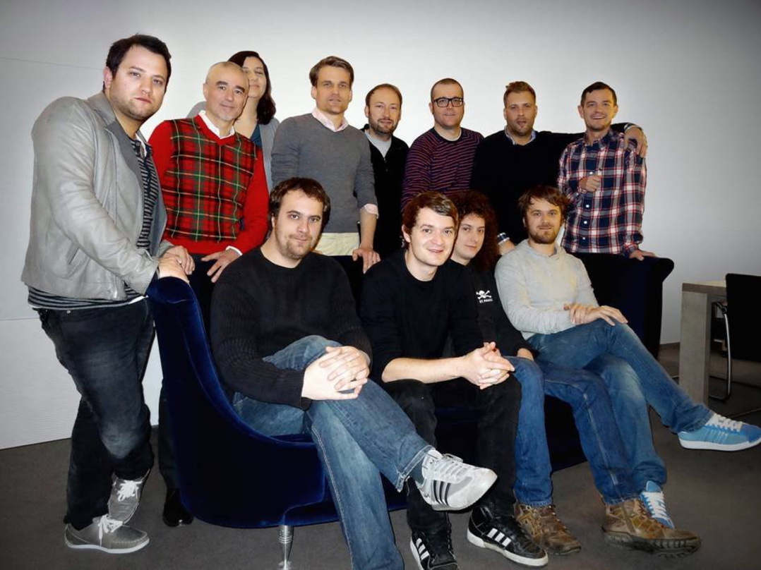 Zur Vertragsunterzeichnung in München trafen sich (hinten, v.l.n.r.): Patrick von Strenge (Director Marketing Columbia Four Music), Willy Ehmann (Senior Vice President Domestic Division), ...