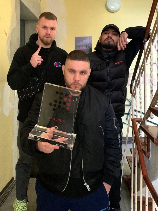 Mit dem Award für "Colucci": Fler (vorn), mit Produzent Simes Branxons (links) und Gastrapper Mosenu