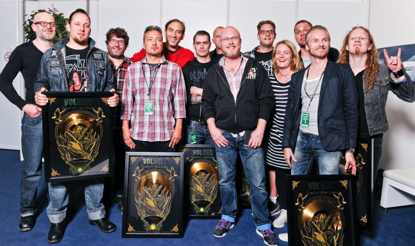 Bei der Gold-Verleihung (v.l.n.r.): Andreas Daermann (Head of Marketing Universal Domestic Rock), Michael Poulsen (Volbeat), Sigi Schuller (Senior Manager A&R Universal Domestric Rock), Jo...