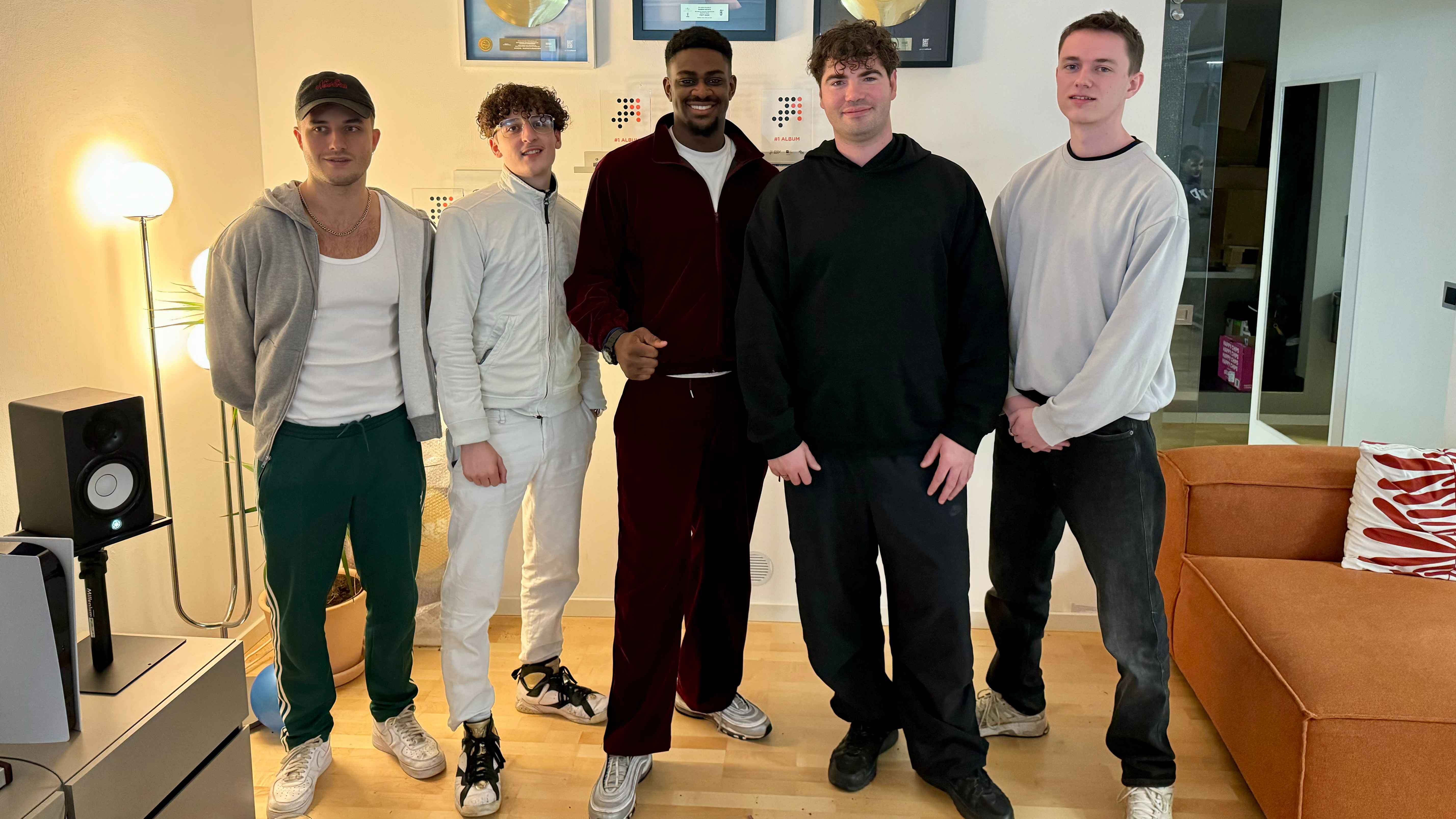 Trafen sich in den Büros von Bamboo Artists (von links): Constantin Froh (A&R Manager Bamboo Artists), Johan Jimi Prinz (CEO Prinz Studios), Theo Junior, Leander Kirschner (CEO) und Michel...