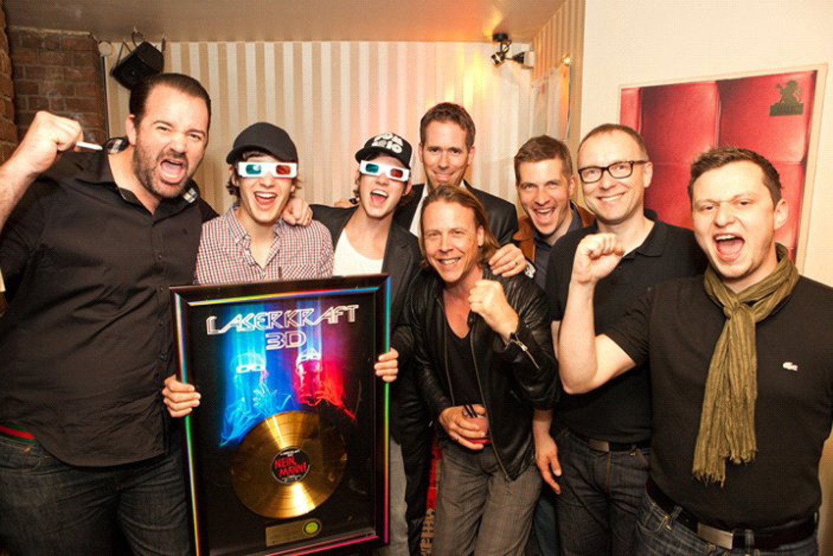 Bei der Gold-Verleihung in Köln (v.l.n.r.): Stefan Dabruck (A&R WePlay), Niels Reinhard, Tim Hoffmann (beide Laserkraft 3D), Elmar Braun (Geschäftsführer WePlay), Frank Klein (A&R WePlay),...