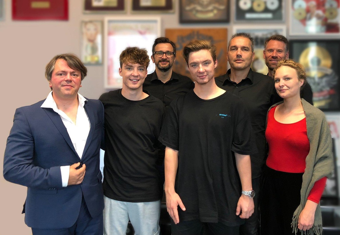 Machten die Zusammenarbeit klar (von links): Pascal Amann (Anwalt), Roman Lochmann, Reinhardt Grahl (CEO MSK), Heiko Lochmann, Erik Schunder, sowie Mario Gallasch und Beatrice Kaps (beide ...