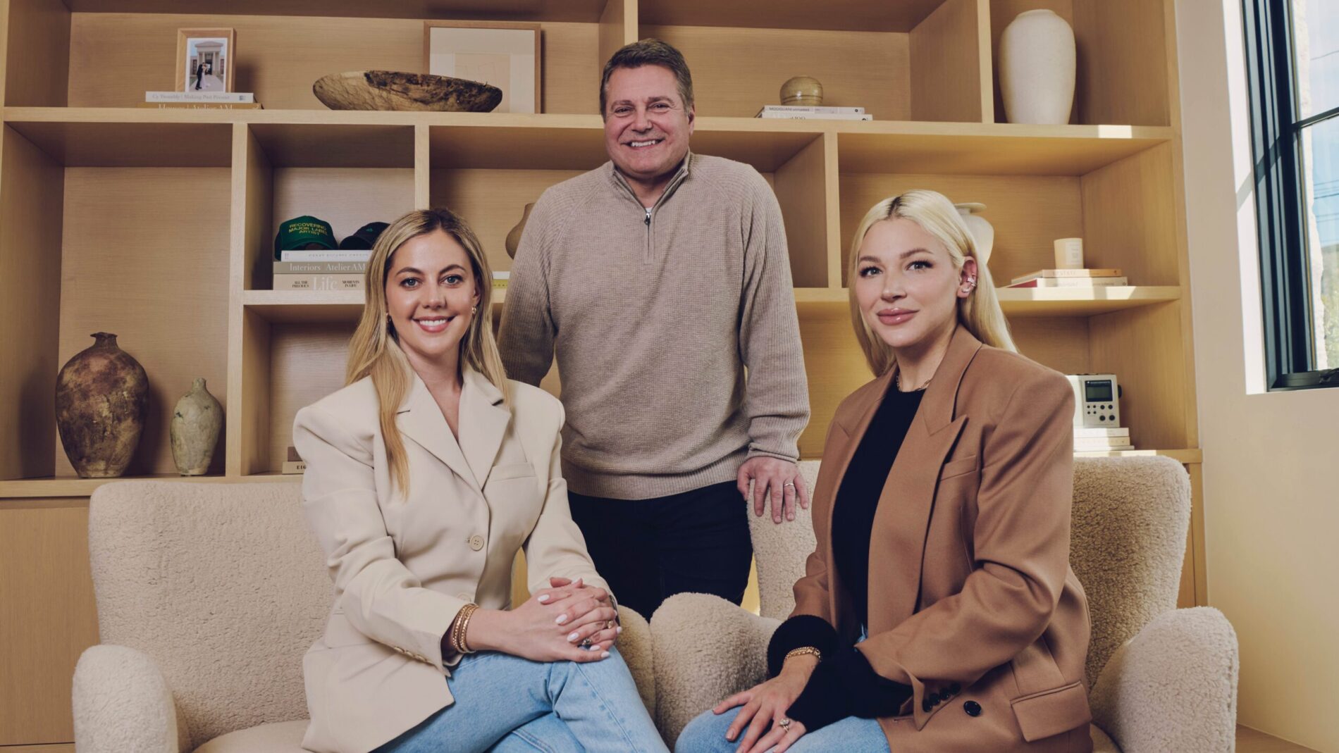 97ba0d84 6c91 4ec0 8349 0d423c23c4a8 In trockenen Tüchern: die Stem-Gründerinnen Milana Lewis (links) und Kristin Graziani nehmen Tom Becci als Geschäftsführer der Concord Label Group in die Mitte.