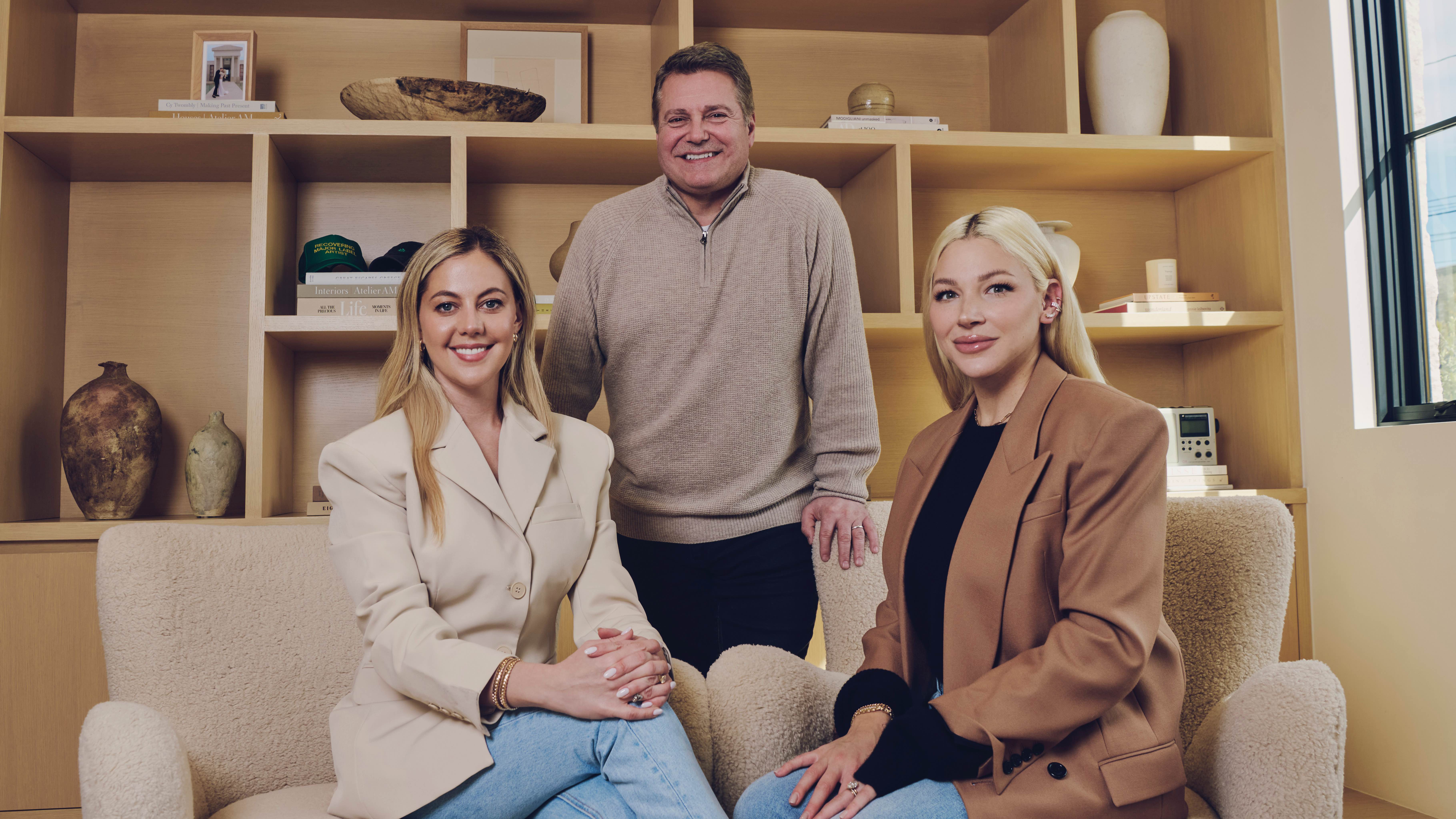 In trockenen Tüchern: die Stem-Gründerinnen Milana Lewis (links) und Kristin Graziani nehmen Tom Becci als Geschäftsführer der Concord Label Group in die Mitte.