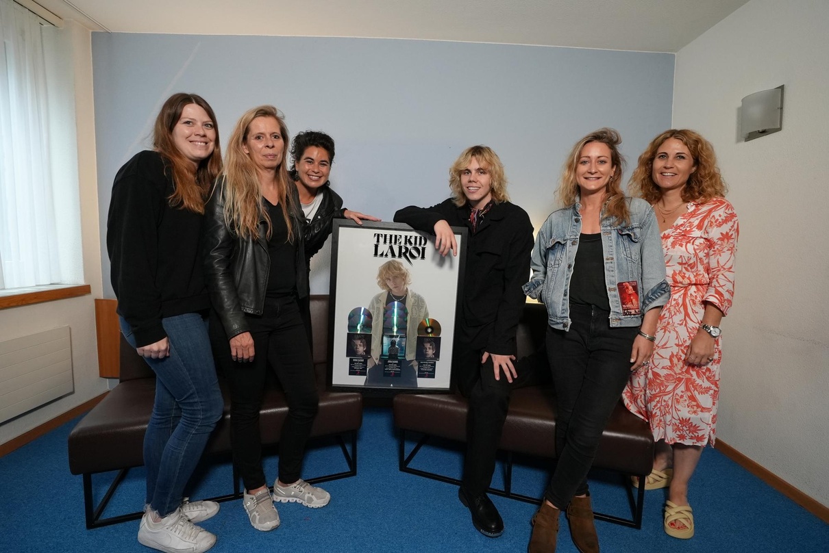 In Zürich geehrt: The Kid Laroi (3. von rechts) und seine Gratulantinnen vom Schweizer Sony-Music-Team