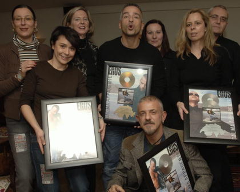 Award-Show im Kaufleuten: Eros Ramazzotti (M.) mit Annelies Hophan (3. v.l.) und Team