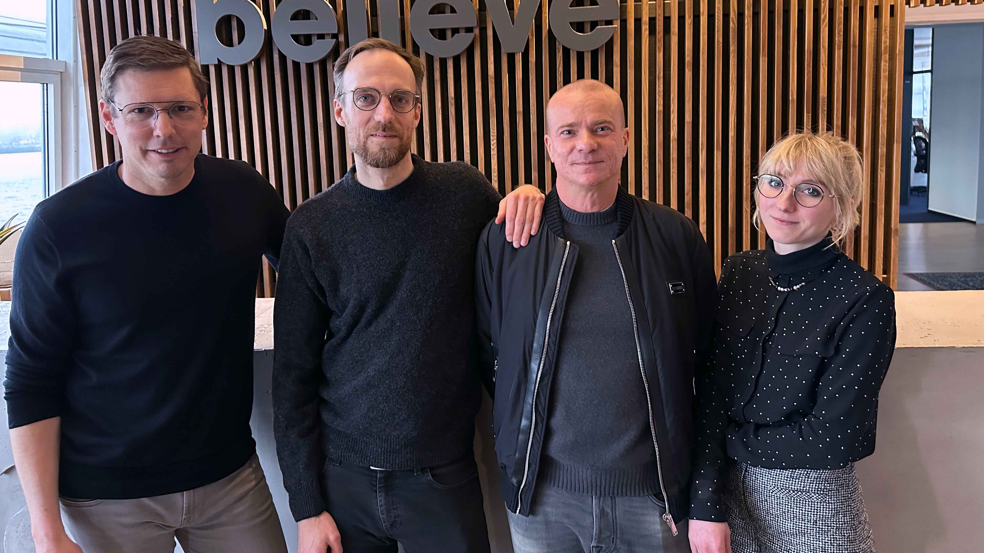 97f826a2 a1dd 4482 8478 db468ac21fc2 Nach wie vor in einem Boot (von links): Thorsten Freese (CEO Believe Group Germany), Till Wolf (Vice President Distribution Believe), André Kobliha (Geschäftsführer) sowie Julia Sander (Pr...