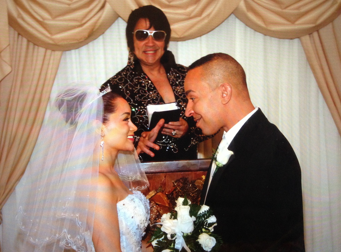 In der Graceland Wedding Chapel in Las Vegas heiratete Lou Bega, der mit "Mambo No. 5 (A Little Bit Of ...)" 1999 einen weltweiten Hit landete, jüngst Jenieva Jane B., seine langjährige Le...