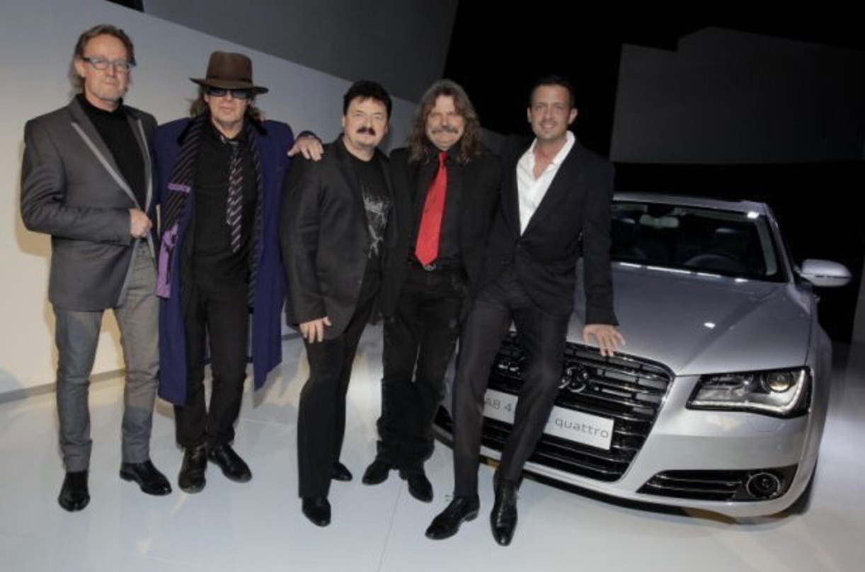 Feierten die Deutschlandpremiere des neuen A8 (v.l.n.r.): John Helliwell, Udo Lindenberg, Bobby Kimball, Leslie Mandoki und Till Brönner
