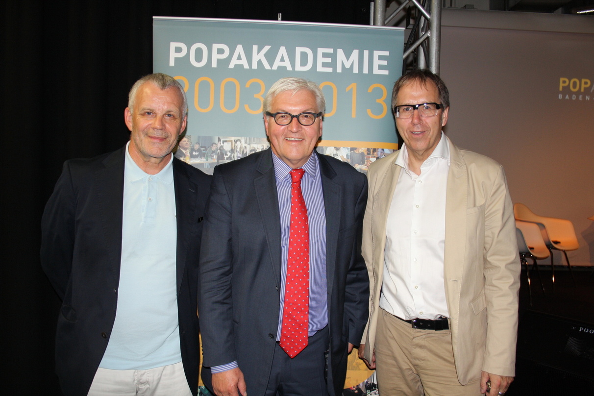Besuchte die Mannheimer Popakademie: Frank Walter Steinmeier (Mitte) mit Hubert Wandjo (links) und Udo Dahmen