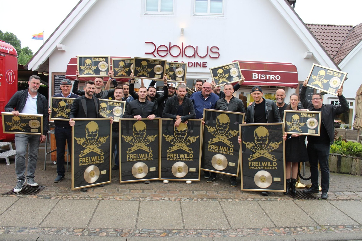 Bei der Gold-Verleihung (unter anderem, von links): Kai Michelmann (Booking Frei.Wild), Otto Schwab (Steuerberater Frei.Wild), Stefan Harder (Management Frei.Wild), Jonas Notdurfter (Frei....