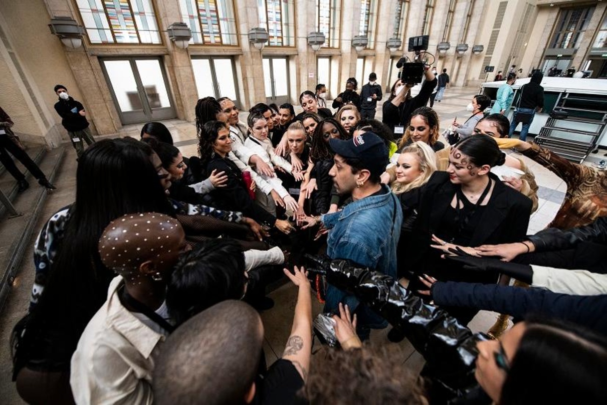 987c5dd90c72d0d02cf443e5fe4c916470eaff43caa88ee51a110eeb23e5897f Fanden unter Auflagen statt: die Dreharbeiten zu "Madonna - The Movement"