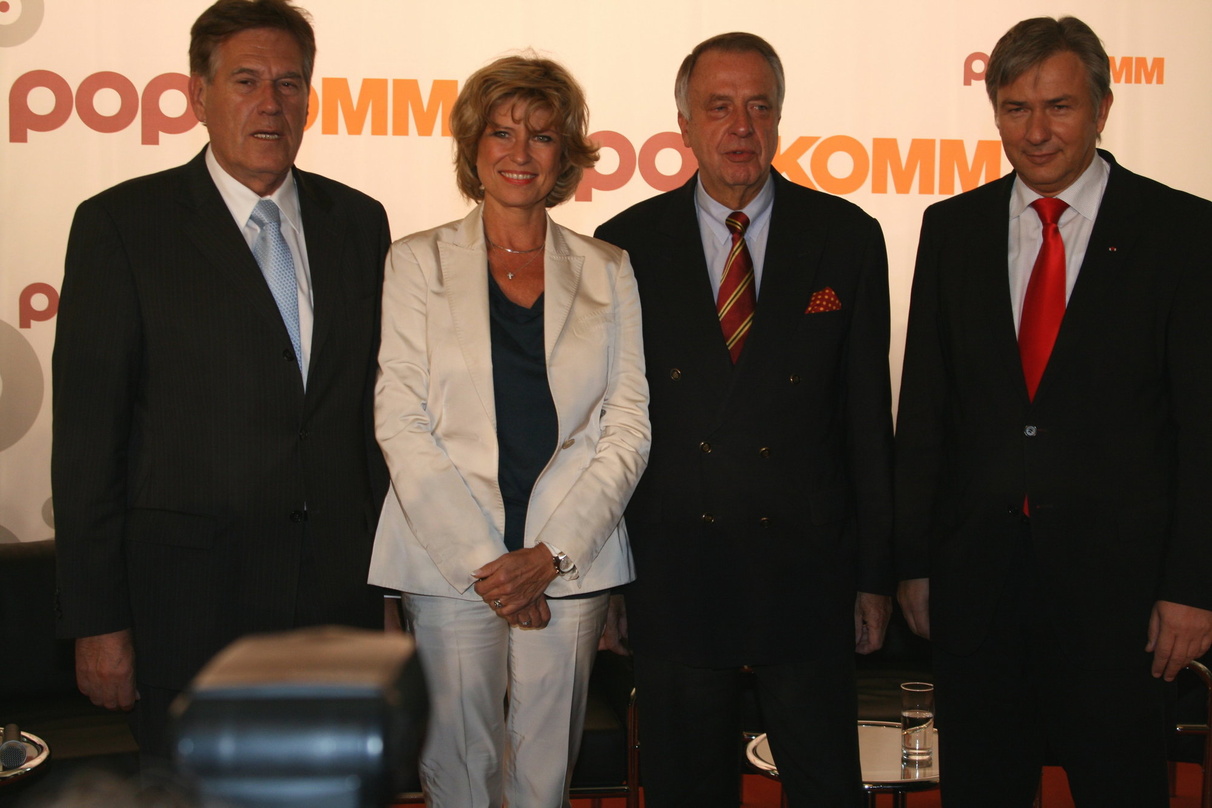 Eröffneten die Popkomm (v.l.n.r.): Michael Glos, Dagmar Wöhrl, Bernd Neumann und Klaus Wowereit||Eröffneten die Popkomm (v.l.n.r.): Wirtschaftsminister Michael Glos, die Parlamentarische S...