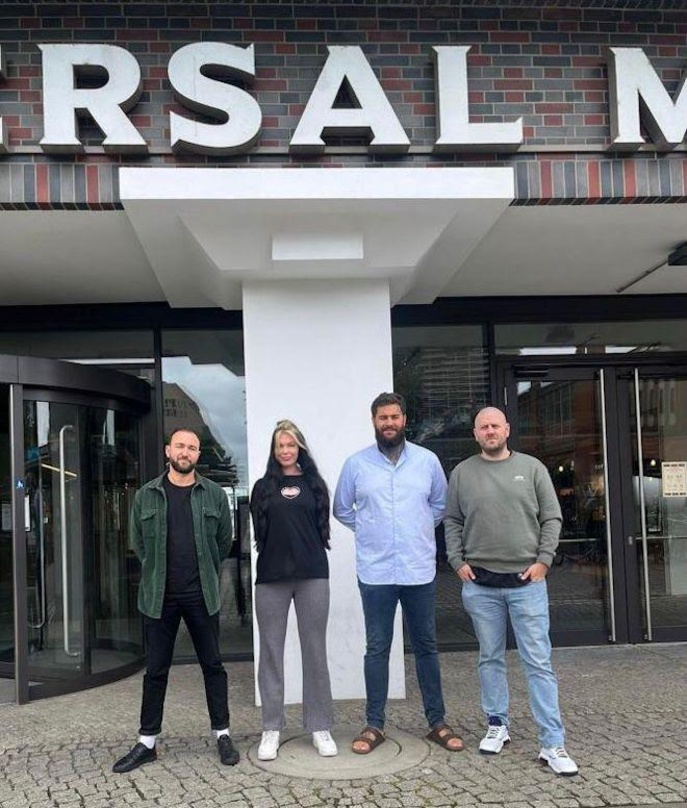 Besiegeln die Zusammenarbeit (von links): Marcel Puhan (Senior Controller Urban & Chapter One), Shana Koch (Senior Label Managerin Chapter One), Kolja Goldstein und Patrick Thiede (General...