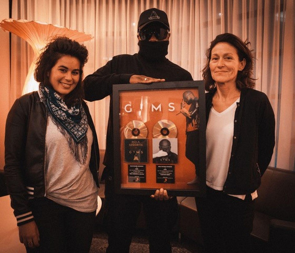 Bei der Award-Verleihung (von links): Margaux Seidlitz (Product Manager International, Sony Music Switzerland), Gims und Dominique Saudan (Senior Product & Promotion Manager Sony Music Swi...