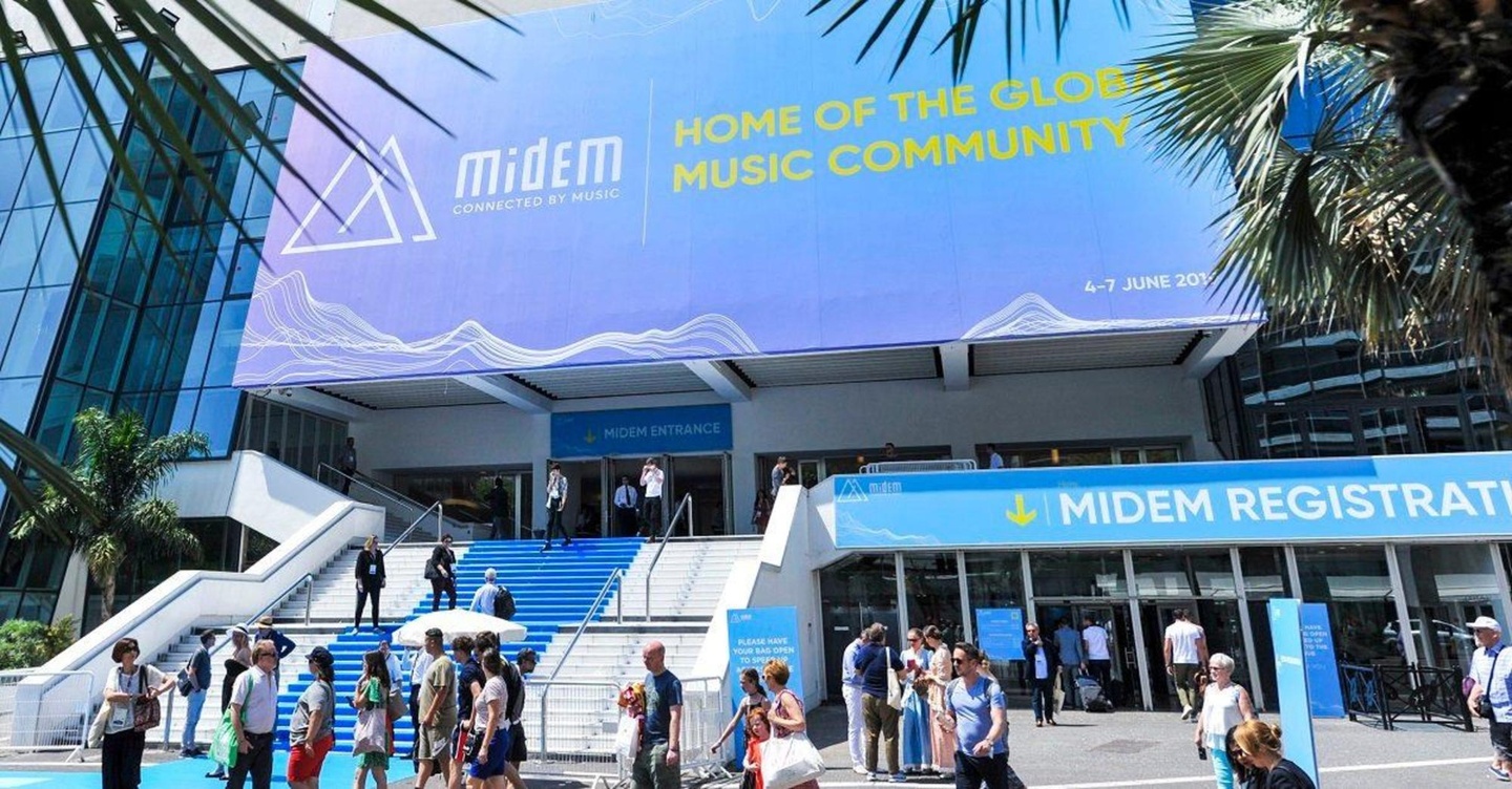 Solche Bilder wird es auch 2021 nicht geben: Midem-Besucher am Palais Du Festival