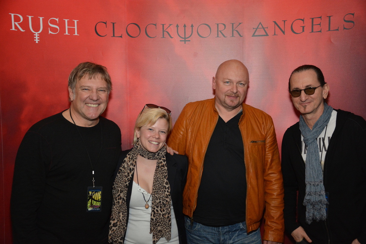Nahmen sich Zeit für ein gemeinsames Foto (von links): Rush-Gitarrist Alex Lifeson, Helene Sperling, Heinz Preisch (beide für KBK) und Bassist Geddy Lee (Rush)