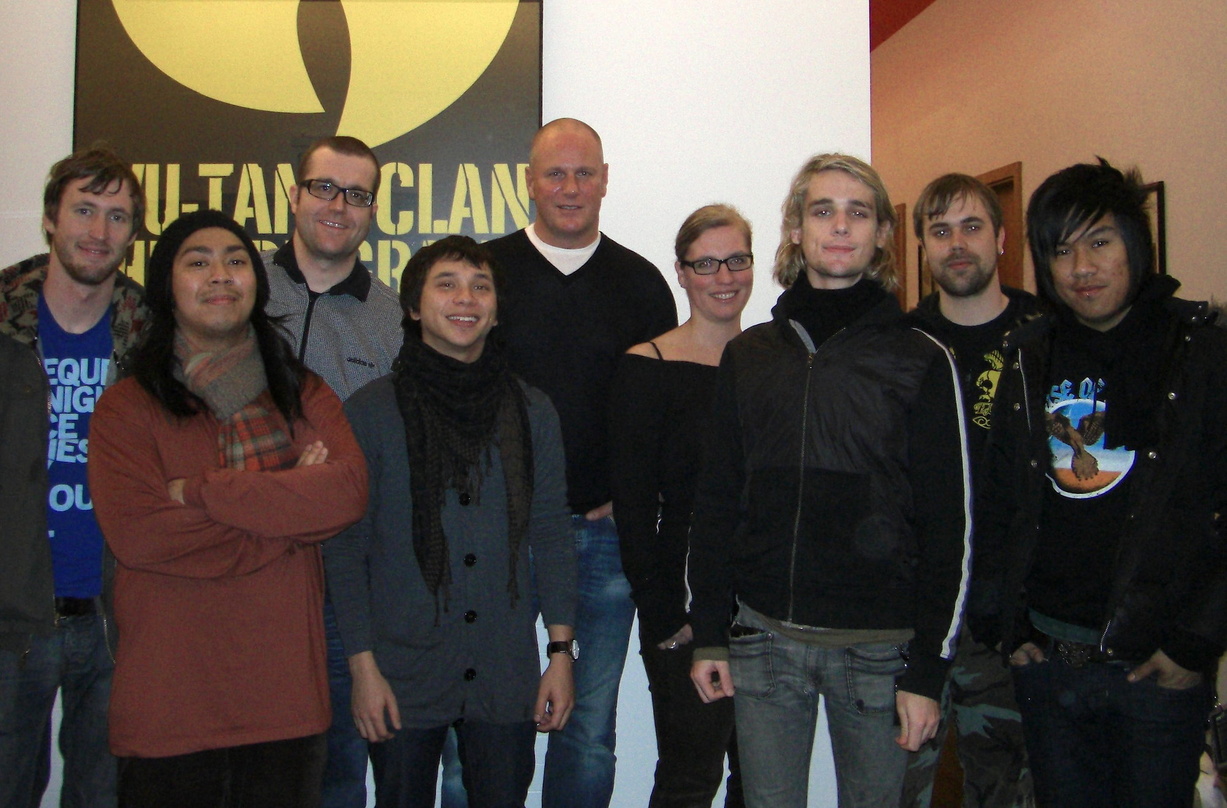 Trafen sich in Berlin: Das Bodog-Team um Jörg Hacker (M.) und My American Heart||Im Bodog-Office in Berlin trafen sich (v.l.n.r.): Kyle MacKinnon (Tourmanager MAH), Steven Oira (My America...