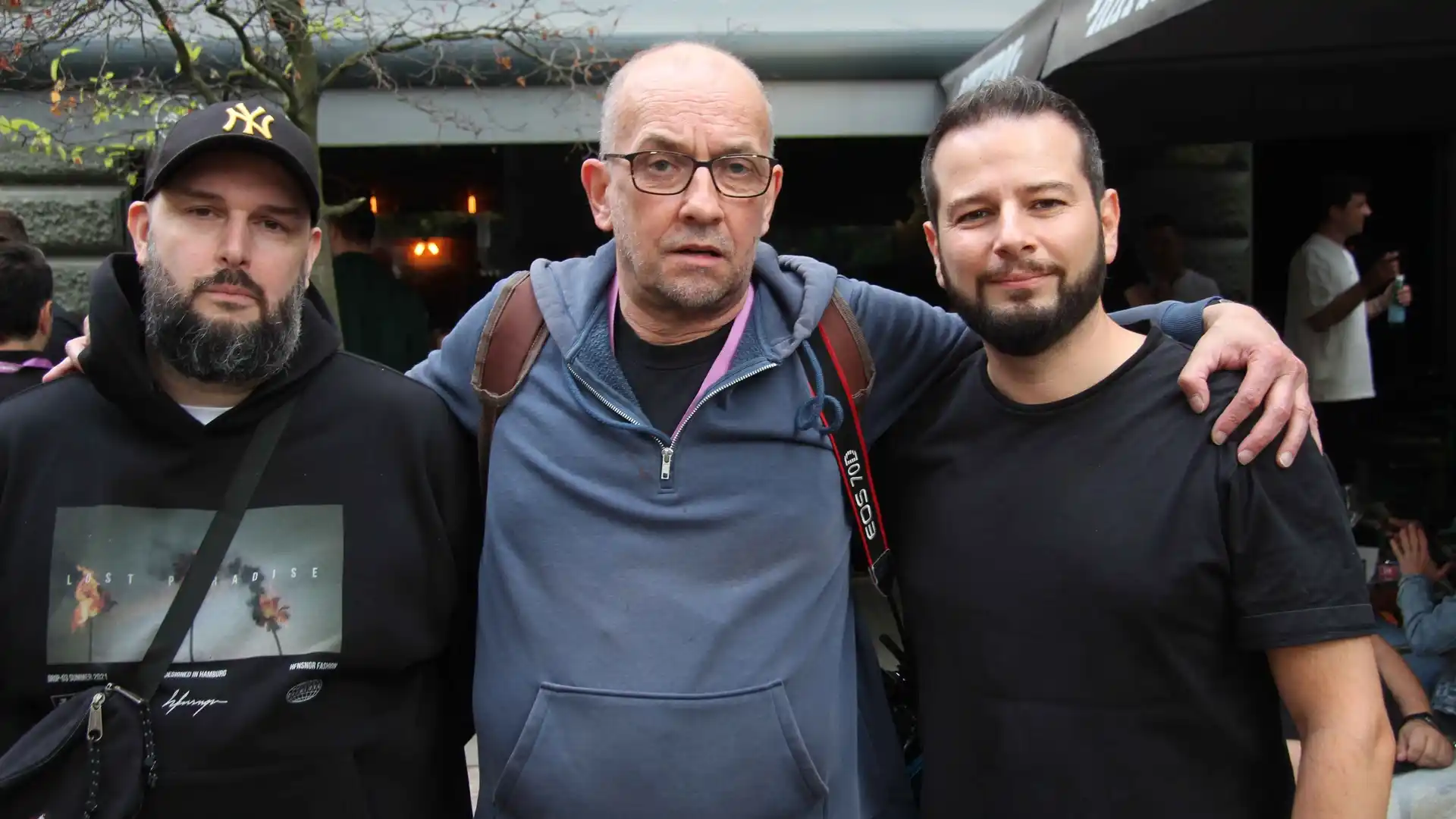 98b3e0bf b44b 4096 8a54 cb1ac2f05926 Vor Ort DJ beim Meeting @ Reeperbahn Festival 2023 (von links): Ralf Picka, Jörg Böhm (beide: Plattenmann) und Robert Larsz (Kontor Records).