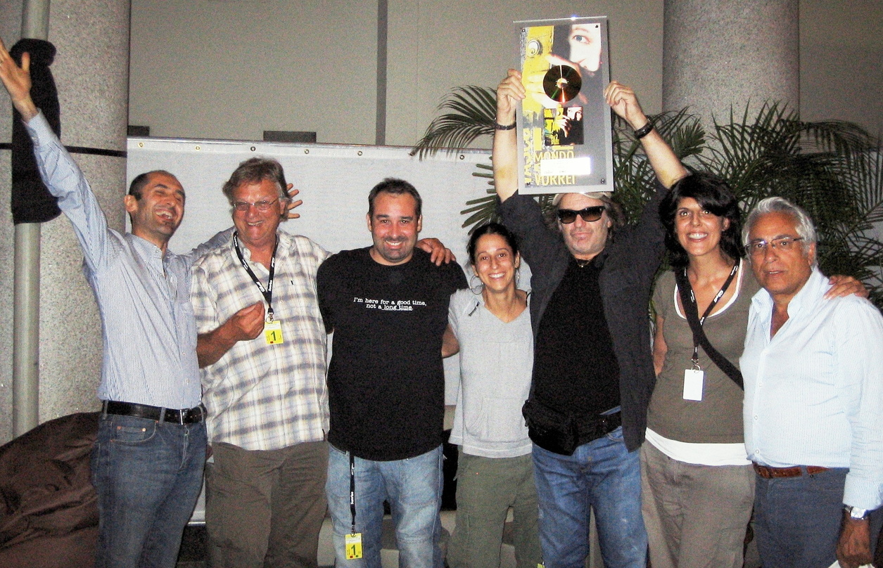 Freuten sich über Gold für "Il Mondo Che Vorrei": EMI und Vasco Rossi||Die Gold-Verleihung feierten (v.l.n.r.): Marco Alboni (Deputy MD & GM Capitol Music Group Italy), Teddy Meier (Citydi...
