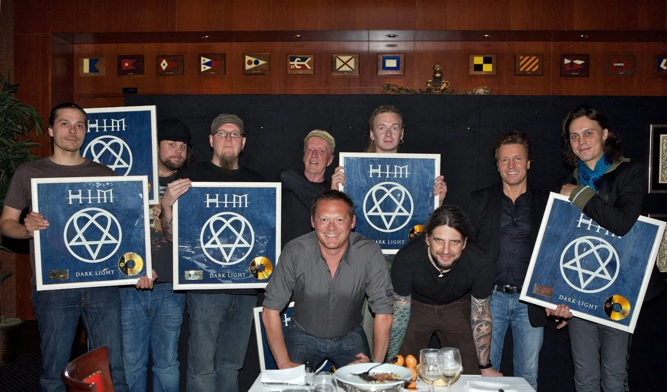 Doppelt erfolgreich: Warner mit Gold für Him ...||Gold für "Dark Light" (hinten, v.l.n.r.): Keyboarder Janne Puurtinen, Bassist Mikko Paananen, Schlagzeuger Mika Karppinen, Bandmanager Sep...