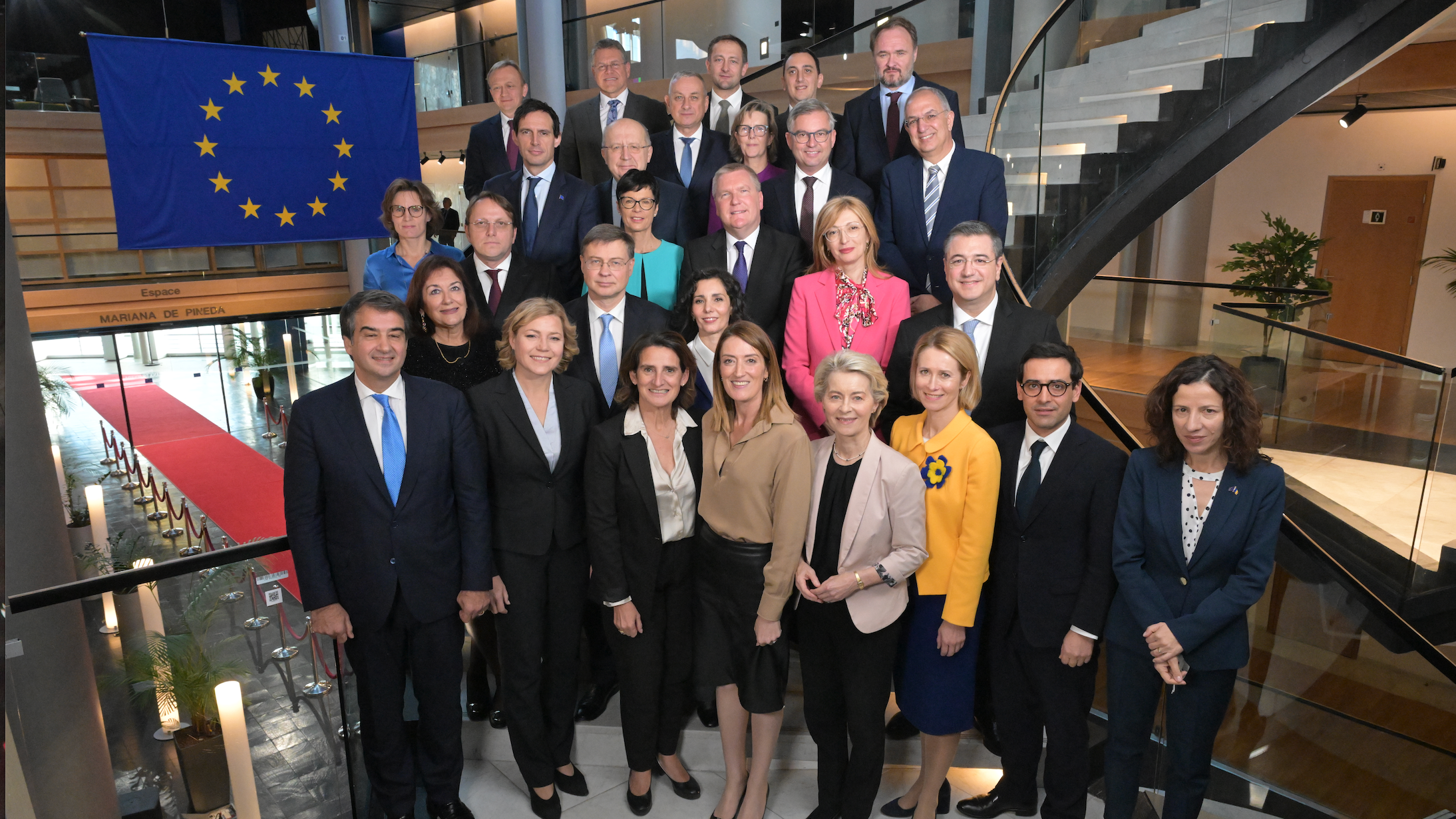 kürzlich frisch bestätigte Team der Europäischen Kommission um Kommissionspräsidentin Ursula von der Leyen (vorn, 4. von rechts) mit unter anderem Glenn Micallef, der sich als EU-Kommissar...
