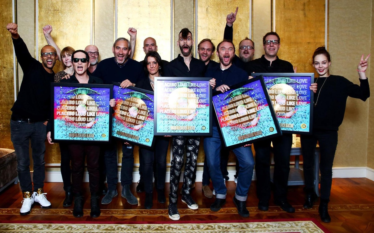 Bei der Award-Übergabe (von links): Patrick Mushatsi-Kareba (General Manager Marketing Universal Domestic), Simone Geldmacher (Senior Press Manager Vertigo), Brian Molko (Placebo), Andreas...