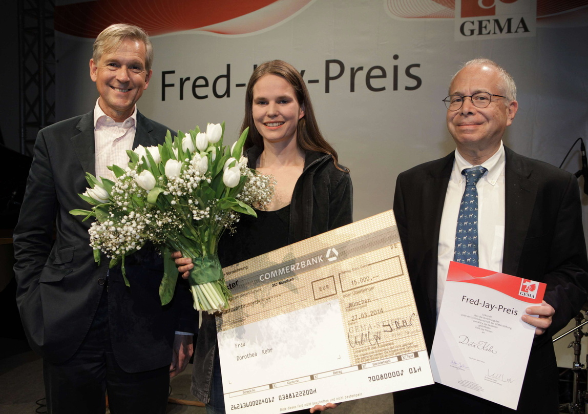 Gratulierten Dota Kehr (Mitte): Harald Heker, Vorstandsvorsitzender der GEMA (links) und Dr. Michael Jacobson, Sohn der Preisstifterin Mary Jay-Jacobson