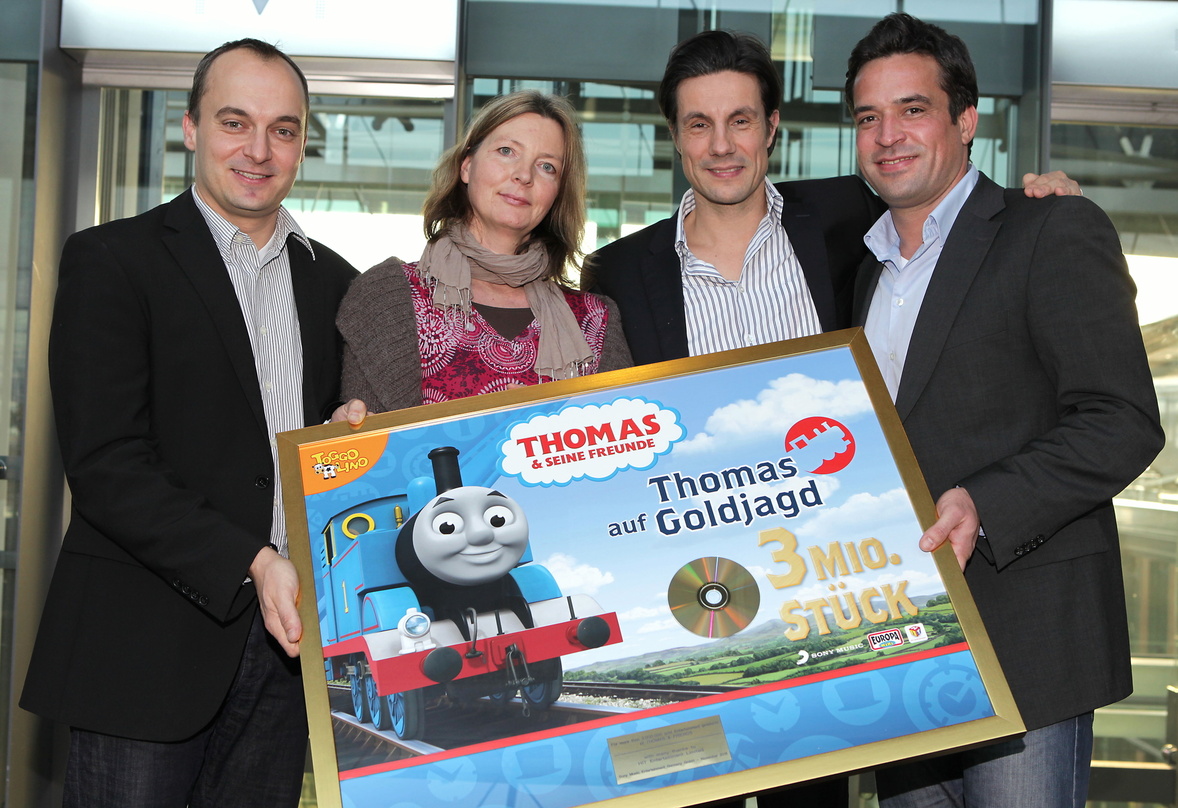 Freuen sich über die erfolgreiche Zusammenarbeit bei "Thomas & seine Freunde" (v.l.n.r.): Dirk Schmidt (Senior Manager Musik & Entertainment Super RTL), Maike Nagel (Senior Product Manager...