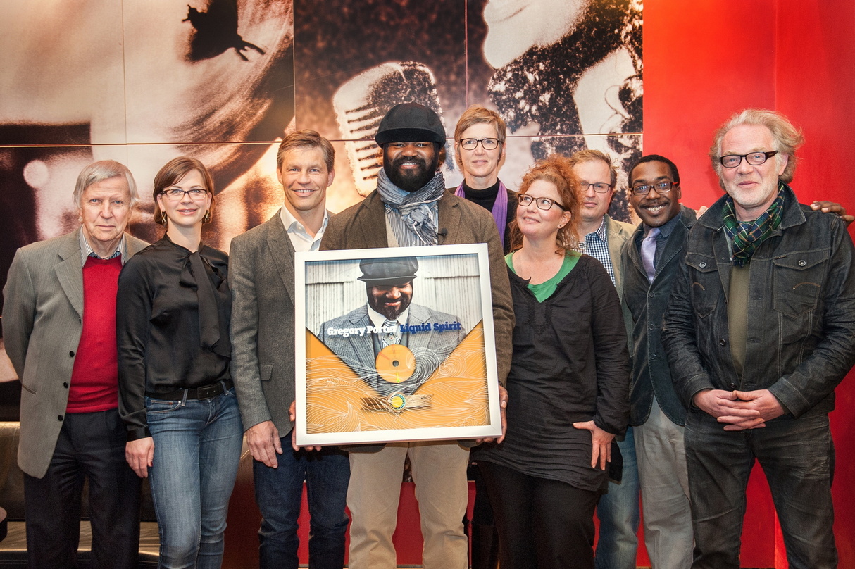 Trafen sich in der Berliner Philharmonie: Gregory Porter mit Karsten Jahnke, dem Universal-Team und seinem Manager||Trafen sich in der Berliner Philharmonie (von links): Karsten Jahnke (Ka...