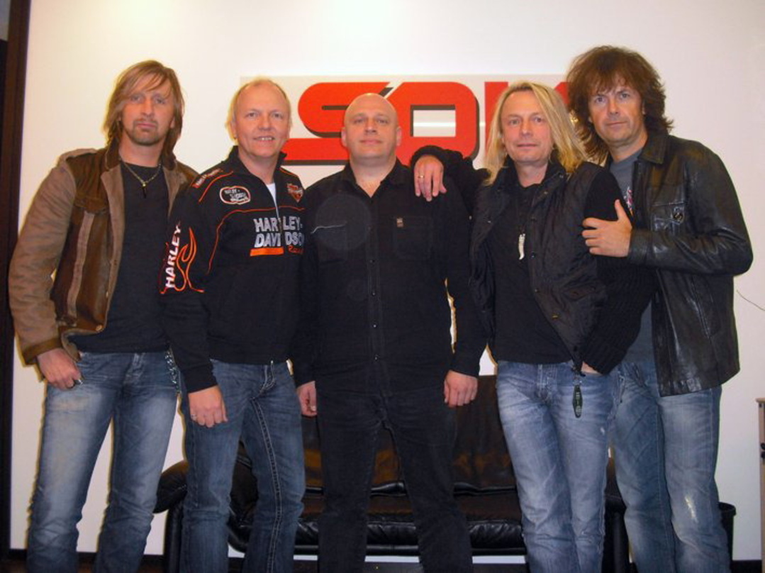 Gehen passioniert in die gemeinsame Zukunft (v.l.n.r.): Roland Bergmann und Axel Kruse von Mad Max, Olly Hahn (Steamhammer/SPV) und die Bandmitglieder Michael Voss und Jürgen Breforth