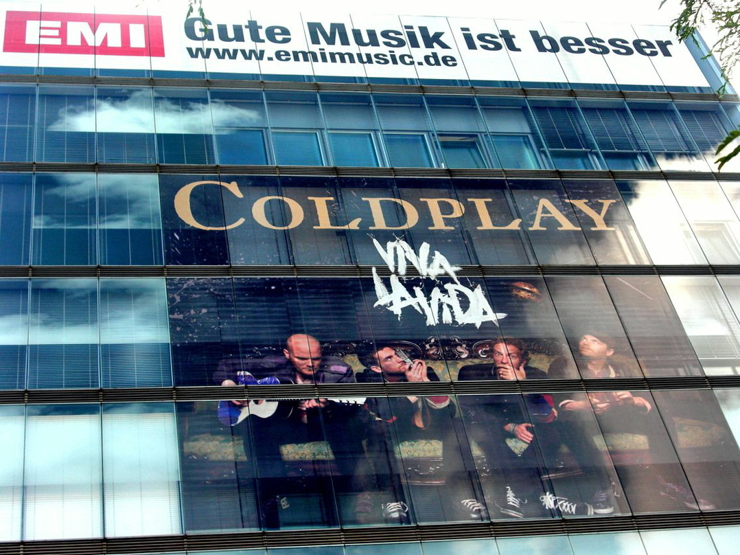 Auch am EMI-Firmengebäude präsent: Coldplay und ihr Nummer-eins-Album