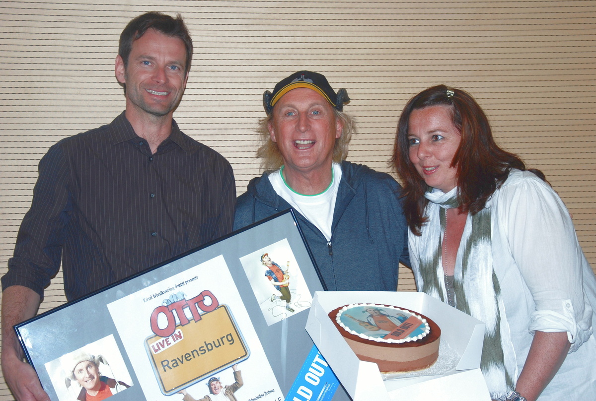 Bei der Award-Verleihung (v.l.n.r.): Willi Schaugg (Geschäftsführer OberschwabenHallen Ravensburg), Otto und Ursula Ehring (Organisation Gastveranstaltungen OberschwabenHallen Ravensburg)